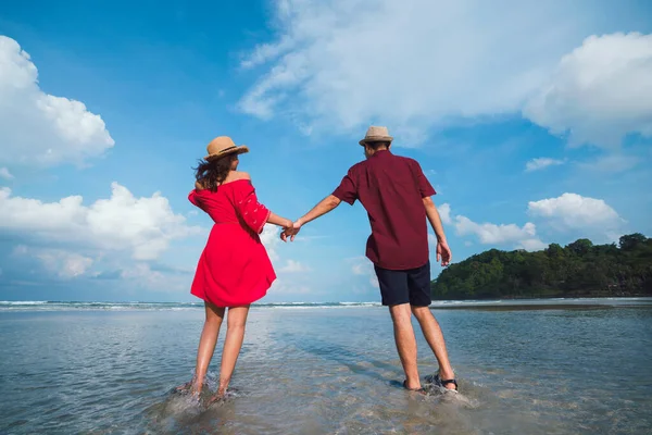 Romantyczna Para Średnim Wieku Cieszy Się Piękną Plażą — Zdjęcie stockowe