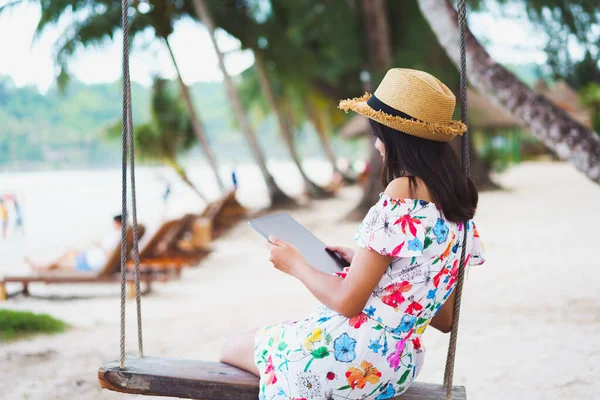 Ung Flicka Sitter Gunga Stranden Med Hjälp Digital Tablett Kut — Stockfoto