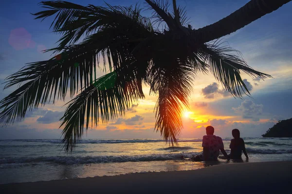 Widok Nastoletnią Parę Siedzącą Plaży Zachodzie Słońca Koh Kut Tajlandia — Zdjęcie stockowe