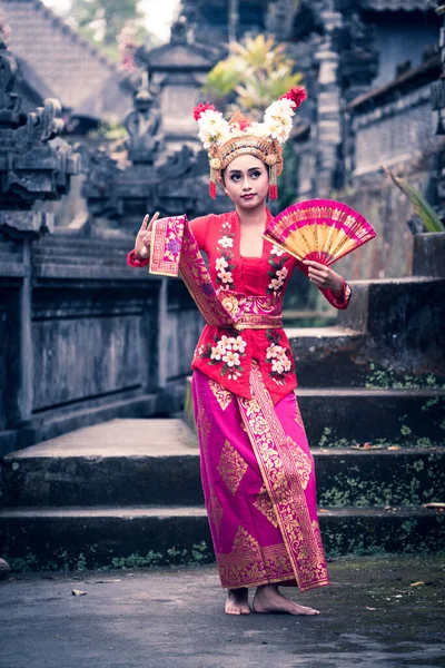 Una Giovane Ballerina Bali Sta Eseguendo Danza Ramayana Tempio Bali Foto Stock Royalty Free