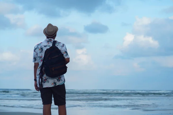 Jeune Homme Debout Sur Côte Regardant Vue Aube Kut Thaïlande Image En Vente