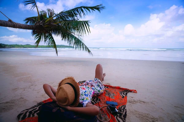 Μια Έφηβη Ξαπλωμένη Στην Παραλία Της Ταϊλάνδης Φωτογραφία Αρχείου