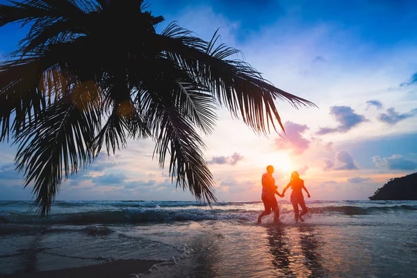 Casal Adolescente Correndo Praia Pôr Sol Kut Tailândia Imagens De Bancos De Imagens Sem Royalties