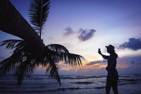 Σιλουέτα Γυναίκα Selfie Στην Παραλία Κατά Του Ουρανού Κατά Διάρκεια Εικόνα Αρχείου