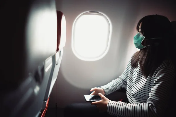 Teenager Passagier Trägt Schutzmaske Covid Während Flugzeug Sitzt — Stockfoto