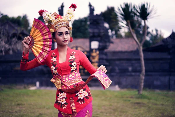 Mladá Tanečnice Bali Tančí Chrámu Bali Indonésii Royalty Free Stock Obrázky