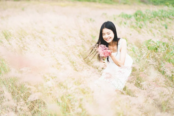 Asiatisk Kvinna Vit Klänning Står Mitten Rosa Fält Solig Dag — Stockfoto