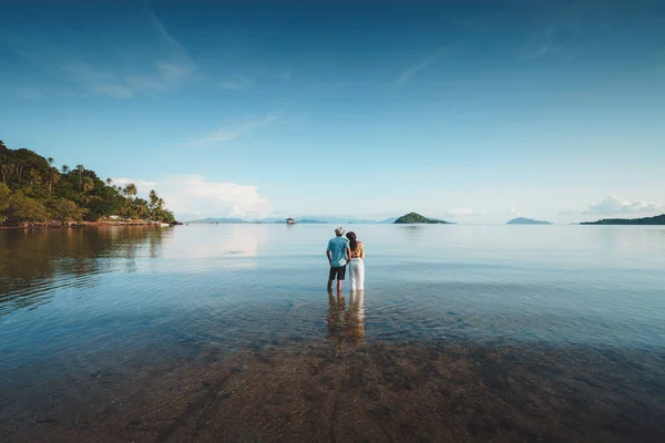 Romantyczna Para Średnim Wieku Cieszy Się Piękną Plażą Obrazy Stockowe bez tantiem