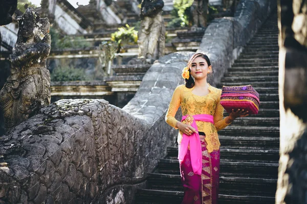 Endonezyalı Bali Kostümlü Kadın Endonezya Ulusal Elbisesi Bali Endonezya — Stok fotoğraf
