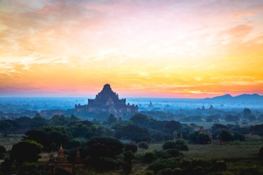 Gün doğumunda Bagan, Myanmar Pagoda 'da güzel bir manzara