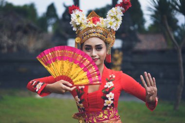 Genç bir Bali dansçısı Endonezya 'daki Bali tapınağında Ramayana dansı yapıyor..