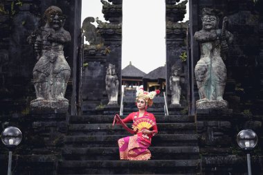 Genç bir Bali dansçısı Endonezya 'daki Bali tapınağında Ramayana dansı yapıyor..