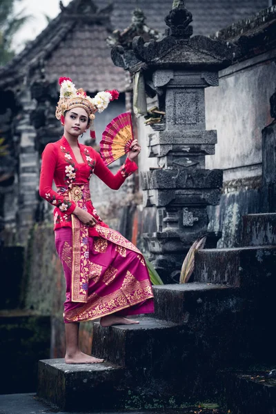 一名年轻的巴厘女舞蹈家正在印度尼西亚巴厘岛的一座寺庙里表演罗摩衍那舞曲 — 图库照片