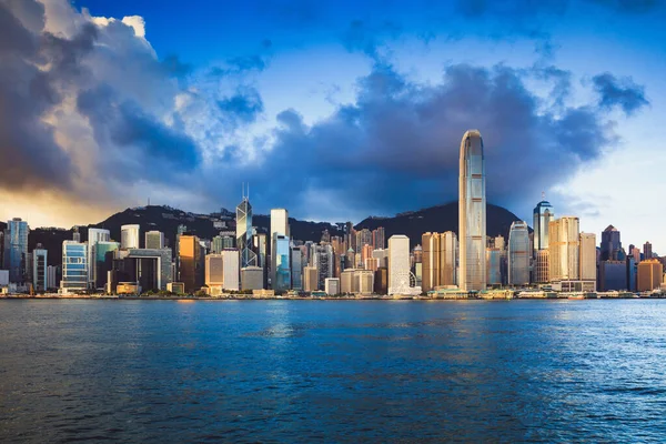 上午在中国香港维多利亚港上空的香港天窗 — 图库照片
