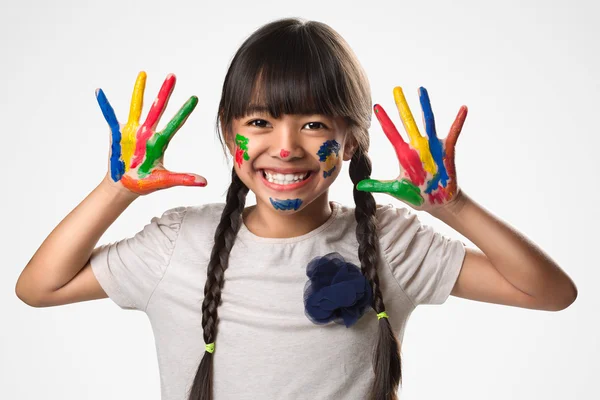 Pequeña chica asiática con sus manos en la pintura — Foto de Stock
