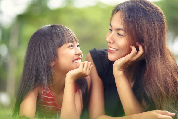 Feliz madre y niña —  Fotos de Stock