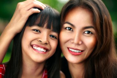 mutlu anne ve çocuk kız