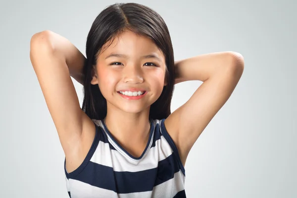 Primo piano felice e bella piccola ragazza asiatica — Foto Stock