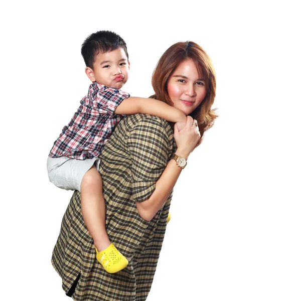 Mãe dando passeio de piggyback para seu filho — Fotografia de Stock