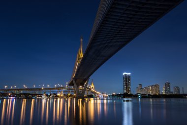 Geceleri Bhumibol Köprüsü