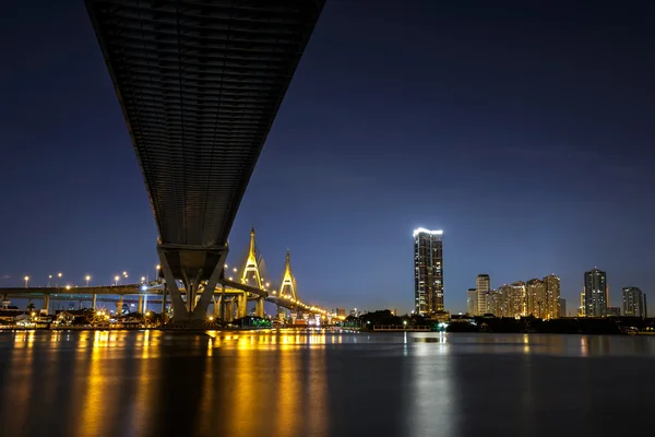 普密蓬国王大桥夜景 — 图库照片