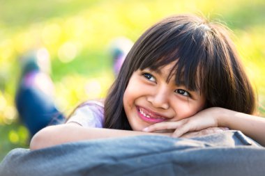 mutlu küçük Asyalı kız