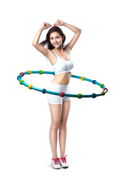 Joven mujer asiática trabajando con hula hoop sonriendo — Foto de Stock