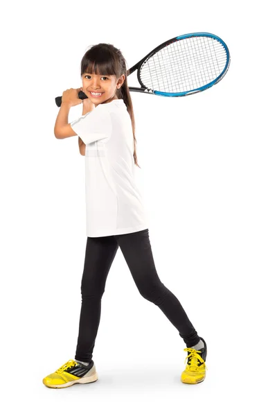 Piccola ragazza asiatica tenendo racchetta da tennis — Foto Stock