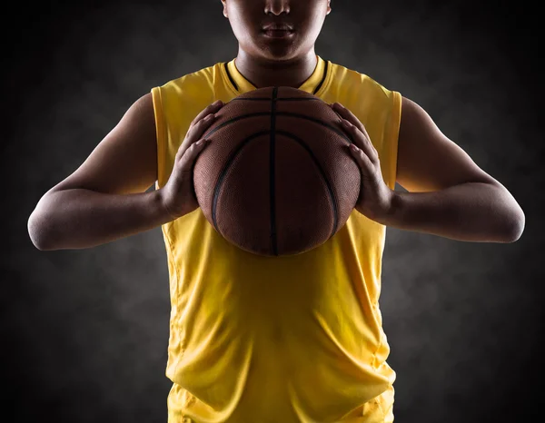 Ragazzo adolescente con in mano una palla da basket — Foto Stock