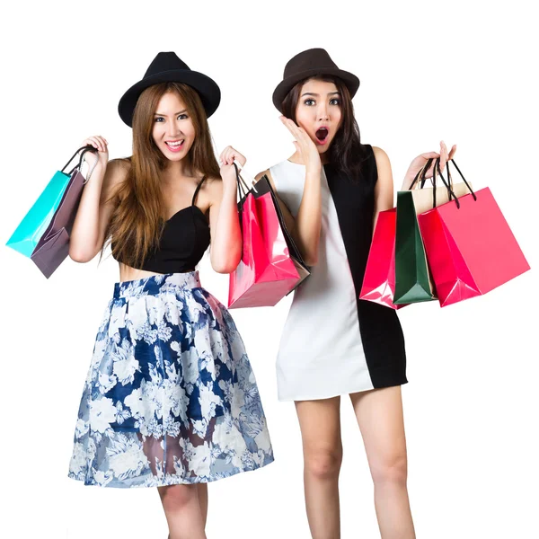 Güzel Asyalı teen kızlar alışveriş çantaları taşırken — Stok fotoğraf