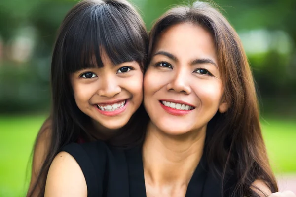 Mãe feliz e menina criança — Fotografia de Stock