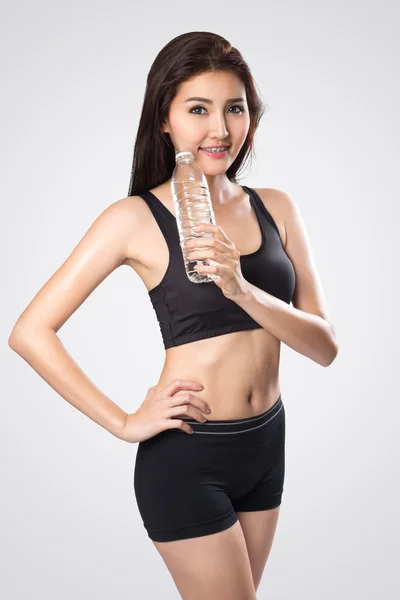 Emocionado joven asiático mujer mostrando una botella de agua después de hacer — Foto de Stock