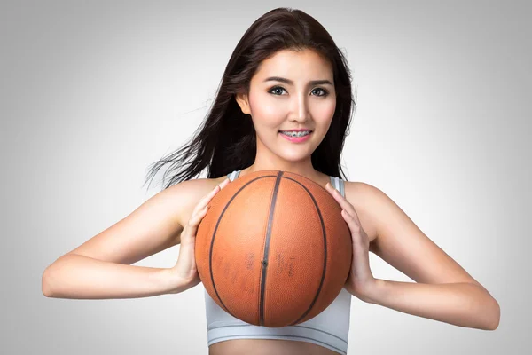 Giovane donna asiatica con basket — Foto Stock
