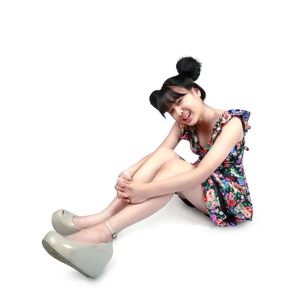 바닥에 앉아 웃는 십 대 아시아 소녀 — 스톡 사진