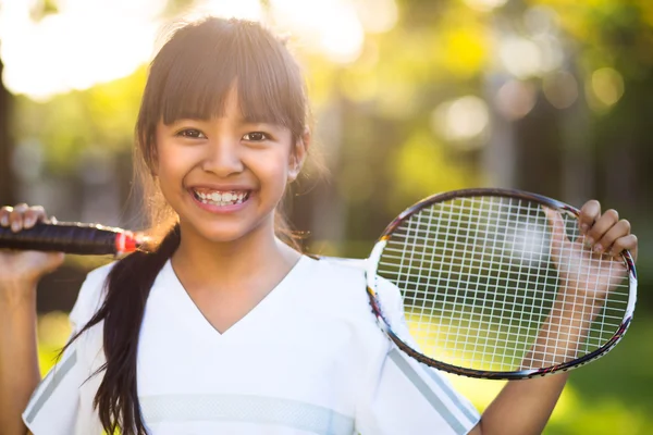 Petite fille asiatique tenant une raquette de badminton — Photo