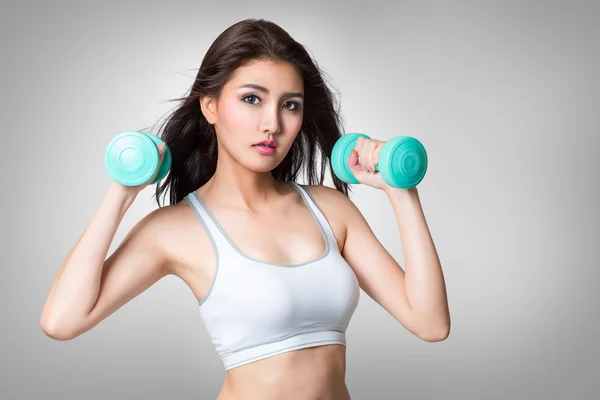 Saludable hispano joven asiático mujer con dumbbells trabajo fuera — Foto de Stock