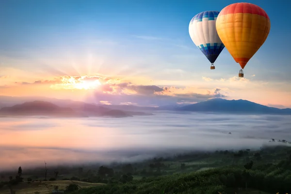 Globo de aire caliente sobre mar de niebla — Foto de Stock