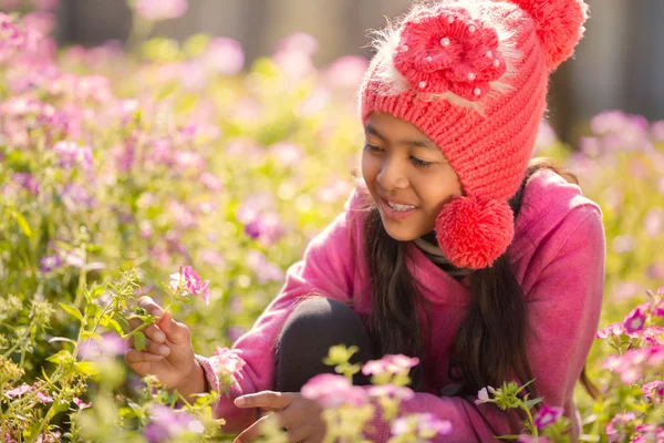 Pouco menina asiática com campos de flores — Fotografia de Stock