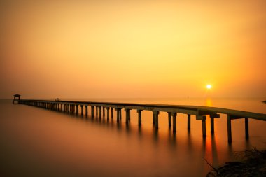 Gün batımında ormanlık Köprüsü