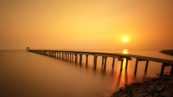 Zalesněné most při západu slunce — Stock fotografie