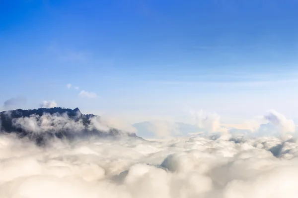 Bergen ovanför molnen — Stockfoto