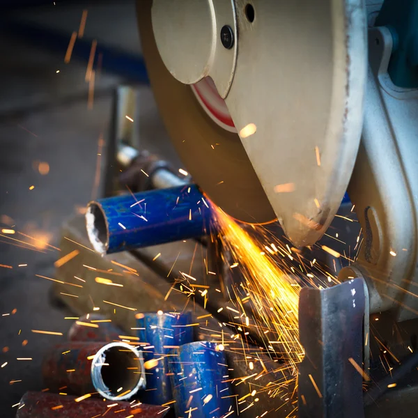 Arbeiter schleift eine Metallplatte — Stockfoto