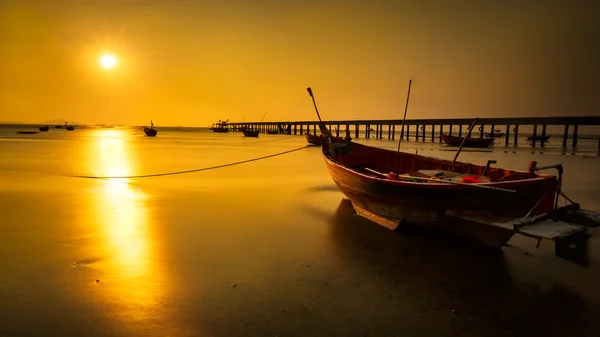 Bateau de pêche avec coucher de soleil — Photo