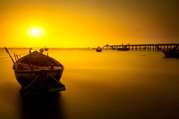 Barco de pesca con puesta de sol — Foto de Stock
