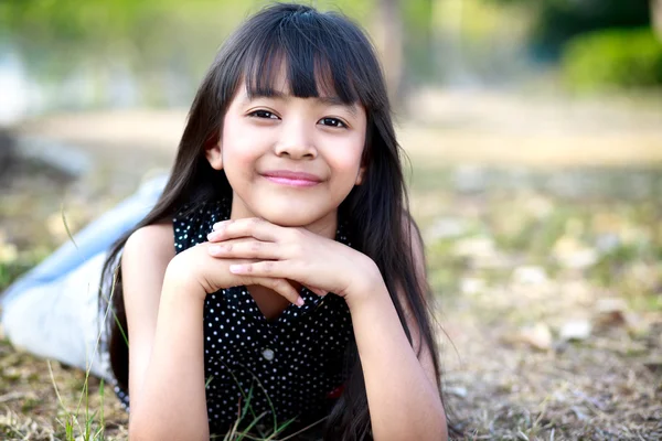 Glad liten tjej att ha kul på park — Stockfoto