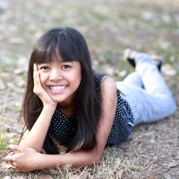 Felice bambina divertendosi al parco — Foto Stock