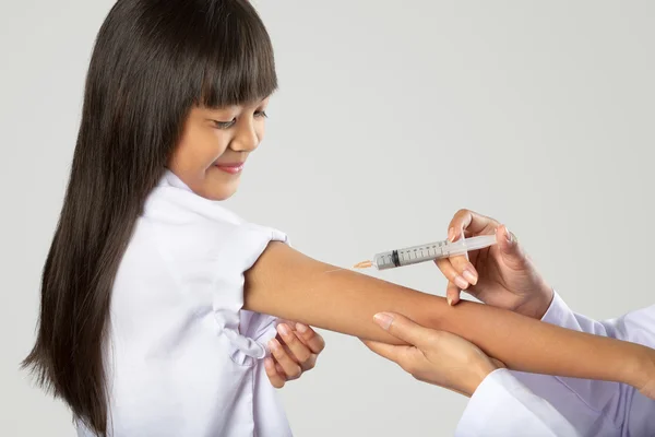 Médecin vaccinant petite fille — Photo