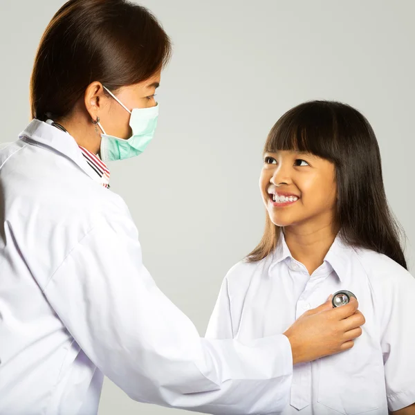 Female doctor examining child — Stock Photo, Image