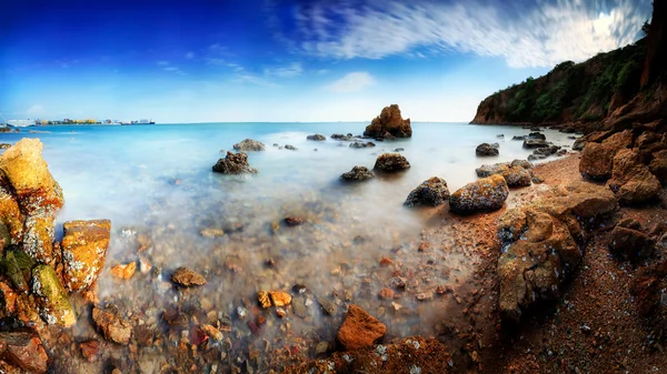 Lång exponering av en klippig strand — Stockfoto
