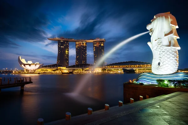 Merlion szökőkút és a marina-öböl — Stock Fotó